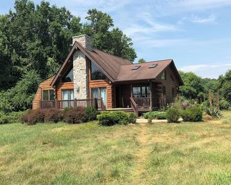Charming 2-bedroom cabin close to Fair Hill on horse farm - Elkton - Building