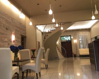 فالينسيجا إم - جورمالا - غرفة طعام