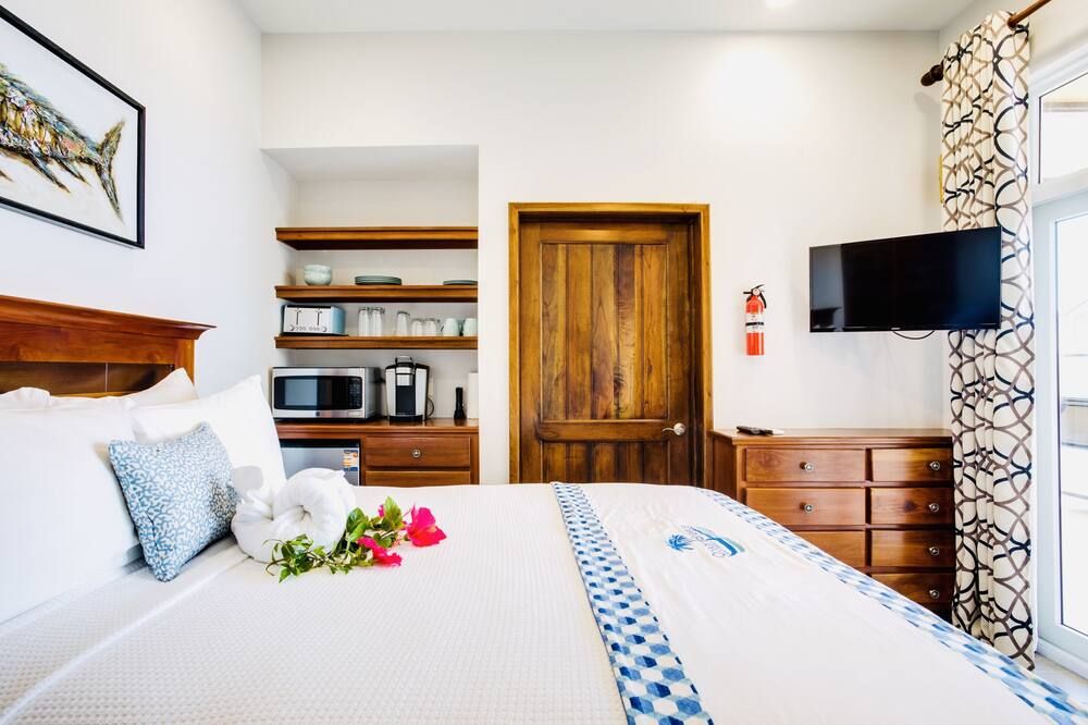 Economy Studio beachfront with swim up pool bar - Placencia - Sovrum