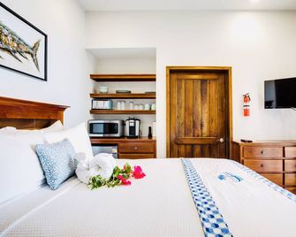 Economy Studio beachfront with swim up pool bar - Placencia - Sovrum