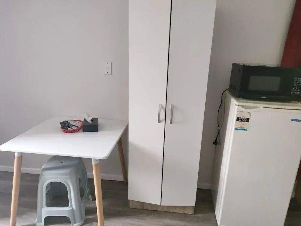 2 Double Beds including 1 Sofa Bed Garden Chalet, 14 Phyllis St, Mt Albert, Auckland - أوكلاند - غرفة طعام