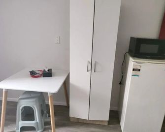 2 Double Beds including 1 Sofa Bed Garden Chalet, 14 Phyllis St, Mt Albert, Auckland - أوكلاند - غرفة طعام