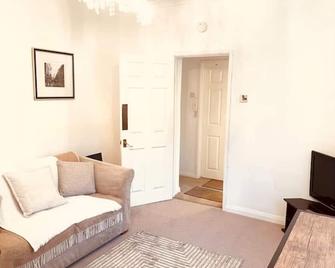 Aston Henry James..Cosy property five minutes walk from town centre.. - Maidenhead - Living room