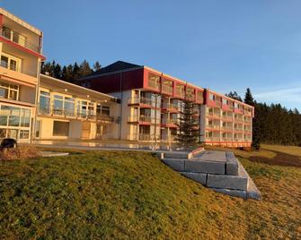 Hotel Saigerhöh Wellness Spa Golf Wandern über dem Titisee - Titisee-Neustadt - Gebäude