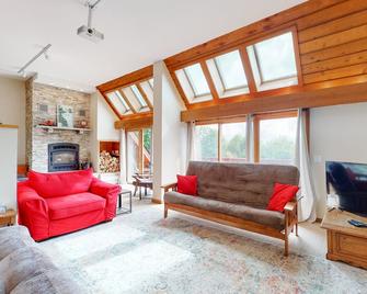 Spacious, Dog-Friendly Townhouse with Private Sauna - Waitsfield - Living room