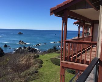 A Romantic Getaway at the 'White Water Cove' At Ocean View Rainbow Rock! - Brookings - Innenhof