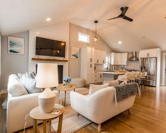Cape Diem ; All new; 1.5m to Criagville, Hyannis beach; with WiFi, AC - Barnstable - Sala de estar