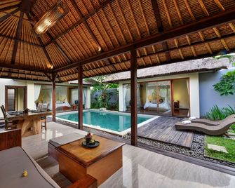 أفيري لو نيكسون فيلاس باي وارينجين هوسبيتاليتي - South Kuta - حوض السباحة