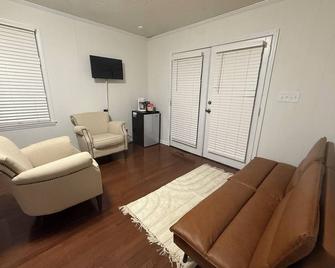 Newly renovated 3 beds, 2 baths in Marion. Great space for the whole family! - Marion - Living room