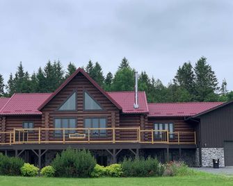 Cozy Crimson Chalet with Retro Theme Kitchen! - Vankleek Hill - Building