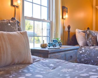 Warm Brook Farm 1792 Vermont Farmhouse, Hot Tub, Koi Pond & Gardens - Arlington