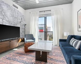 Lodgeur | Sizzling & slick 1BR loft | Midtown - Houston - Living room