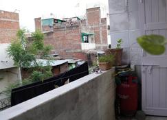 Stay With Music Artist Rame In 1bhk Home/Studio - Swanstays - Ahmadabad - Balkon