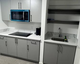 The Nesting Cove - Airdrie - Kitchen