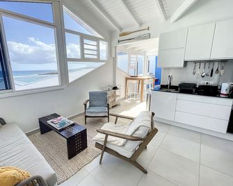 Deep Blue Vue Mer Piscine Privative 2 Chambres - Le Gosier - Living room