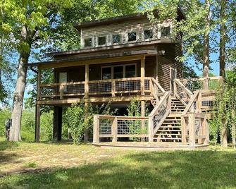 A Cabin in the Trees a Fly Fishing Treehouse, Burkesville, Ky - Burkesville - Building