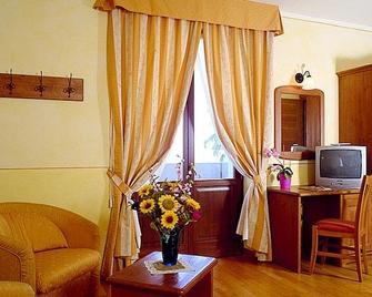 Albergo Sole - San Zeno di Montagna - Obývací pokoj