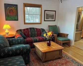 Spacious Beach Cabin w/ Lake Access 4BR - Colchester - Living room