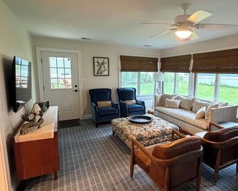Historic updated cottage walking distance from the pool! - Marblehead - Sala de estar