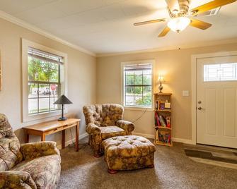 3 Bed 1 Bath Home Conveniently located in the heart of Pryor - Pryor - Living room