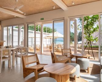 อาซายา แซนด์ส - เมอริสสา นอร์ท - ร้านอาหาร