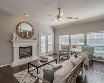 The Best in Texas 2019 Fully Remodeled Ranch - Keller - Living room