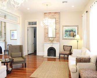 Near French Quarter, 4 Or 8 King Beds, Sleeps 8 - 16 - Safest Area - Arabi - Living room