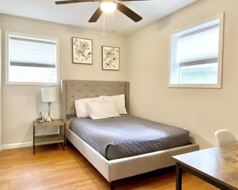 Cozy/ Entire 2 Beds & 1 Bath Apartment. Private Entry.15 min from Airport - North Charleston - Bedroom