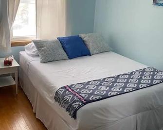 Home for 6, many amenities added. Minutes from Galt downtown. - Cambridge - Bedroom