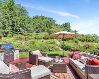 Unsurpassed Views Indoors And Out On This 3-Acre Vineyard Estate - Sebastopol - Patio