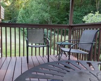 Secluded yet easy walk to casino - Cherokee - Balcony