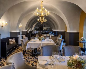 Hotel Du Roi & Spa By Sowell Collection - קרקסון - מסעדה