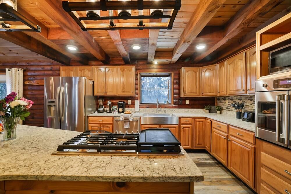 Secluded Poconos Log Cabin - Hot tub, Fire Pit, Game Room
