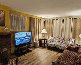 Just Remodeled Cozy, Quiet,brewersstadium Walk Distance. Closetodowntown,stefair - West Allis - Living room