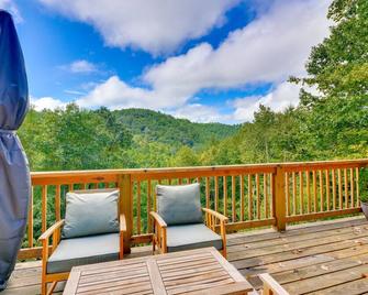 Mtn View and Fire Pit Pet-Friendly Woodlawn Cabin! - Woodlawn - Balcony