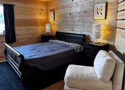 Two Story Eco Cabin on Private Lake near Denali National Park Sleeps 6 - キャントウェル - 寝室