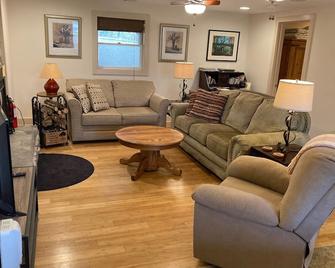 The perfect country get away only 15 minutes to downtown Asheville. - Fletcher - Living room