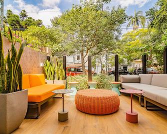 Ibis Porto Alegre Moinhos de Vento - Porto Alegre - Patio