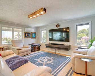Bayfront Home with Deck - 4 Mi to Downtown Plymouth! - Plymouth - Living room