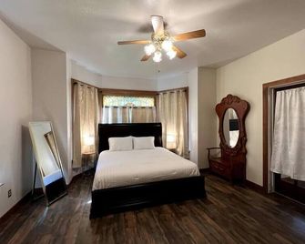 Governor Leslie's Historic Home - Helena - Bedroom