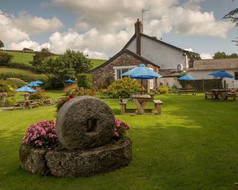 The Greyhound Inn and Hotel - Usk