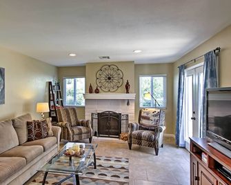 Private Home With Fire Pit And Patio By - La Quinta - Living room