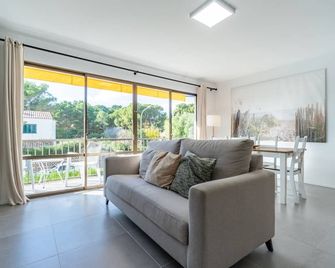 Apartment 'Apartamento Ponent 5' with Private Terrace, Wi-Fi and Air Conditioning - Cala Ratjada - Wohnzimmer