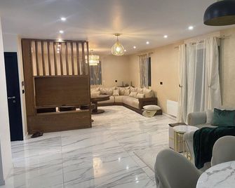 House with 6 bedrooms and 4 bathrooms 15 min from Disney and 30 min from Paris - Jossigny - Sala de estar