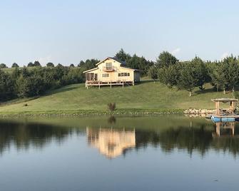 Cabin on Four-Acre Pond - Junction City - Outdoors view
