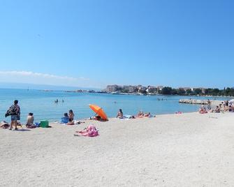 Apartment with garden / two bedrooms, wifi, private parking, near the beach - Stobreč - Beach
