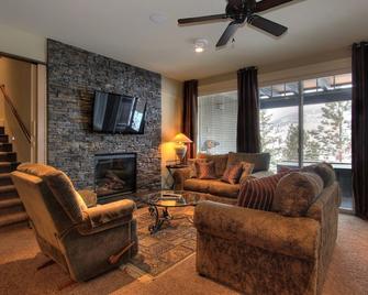 The Guest Suite on the Fairways - East Kelowna - Living room