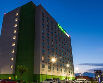 Holiday Inn Express Saltillo Zona Aeropuerto By IHG - Saltillo - Rakennus