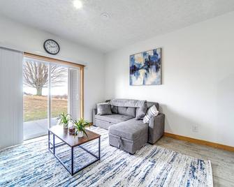 4 Mi to Lake Erie Condo in Golf Community - Erie - Living room
