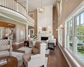 Amazing Waterfront Estate; over 2.5 private acres with over 260 Ft of shoreline - Meredith - Вітальня
